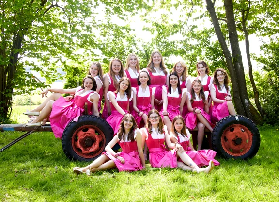15-200-25_457 festdamen mit Dirndl reifen rot reduziert.jpg