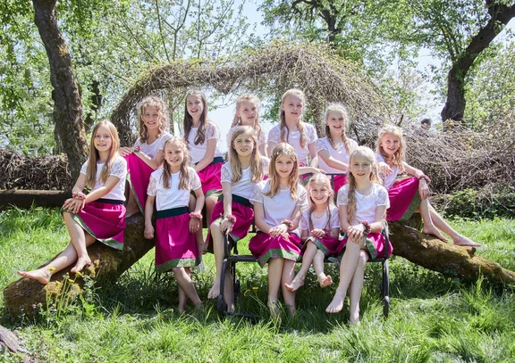 13-200-25_416 Festkinder in Tracht 1a.jpg